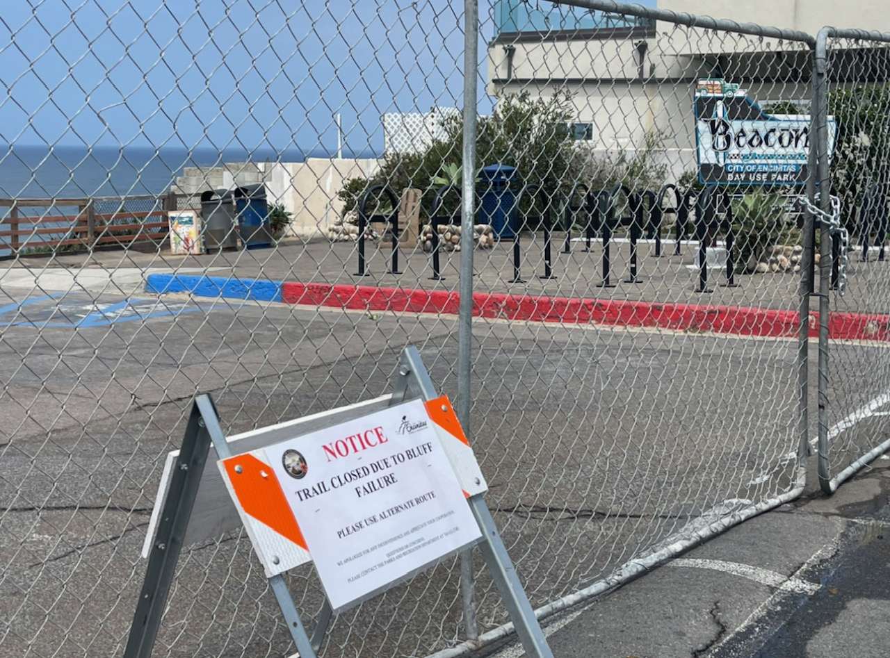 Landslide shuts down controversial switchback trail at Beacon's
Beach in Encinitas Landslide shuts down controversial switchback trail at Beacon's Beach
in Encinitas