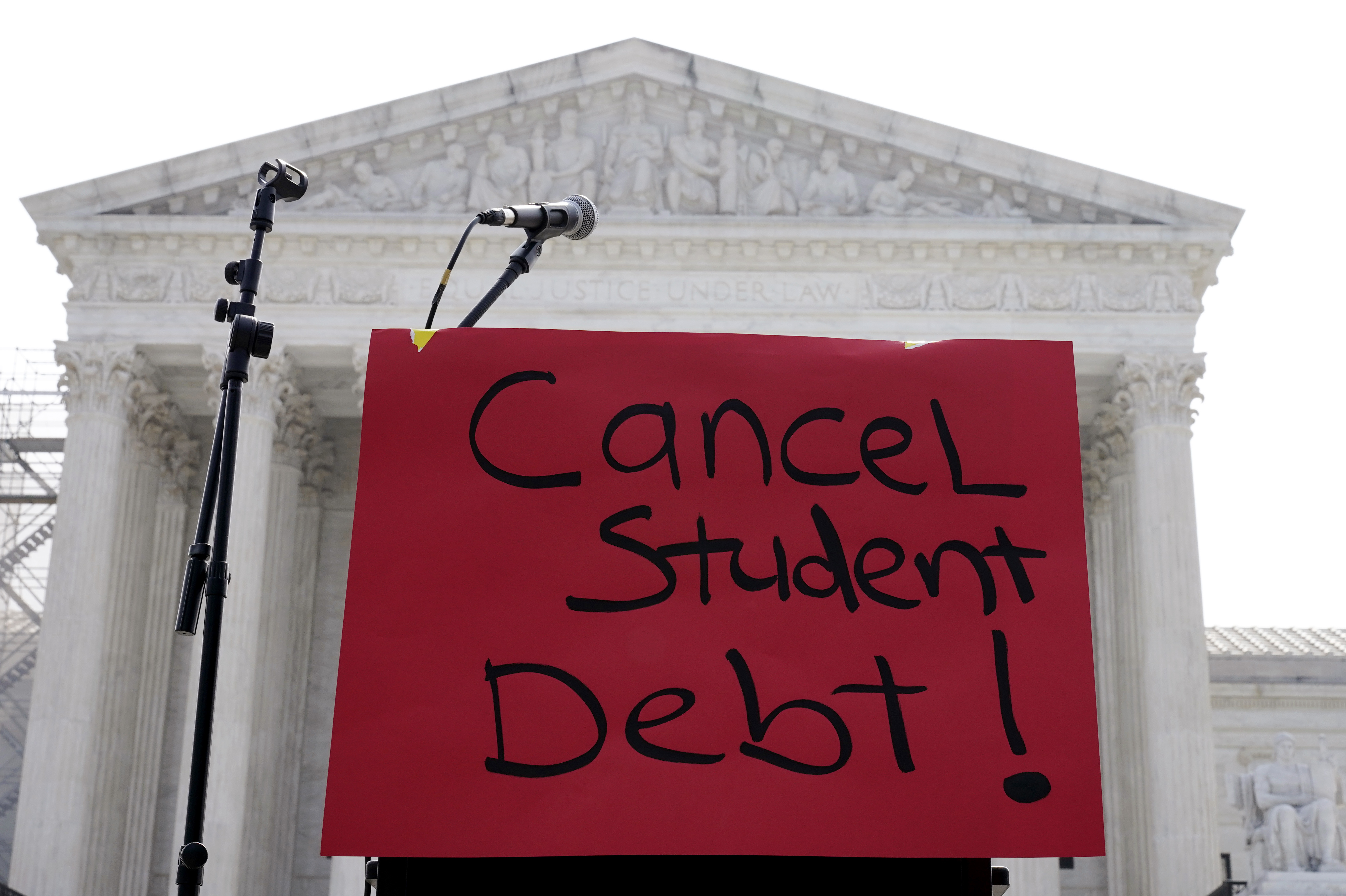 The Supreme Court rejects Biden's plan to wipe away $400
billion in student loan debt The Supreme Court rejects Biden's plan to wipe away $400 billion in student
loan debt