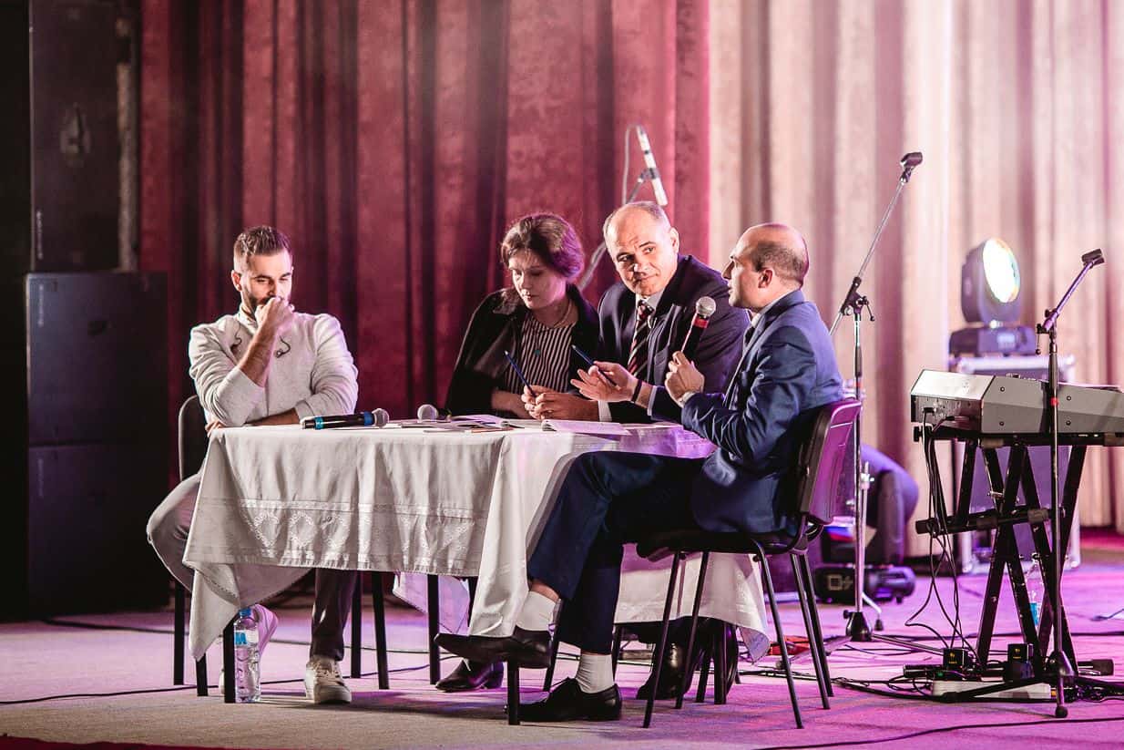 Bible Study on the Stage at the Studiu Biblic la Concertul trupei
