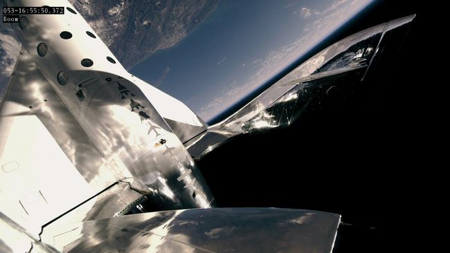 Virgin Galactic Reaches Space Again, Flies Test Passenger for 1st Time