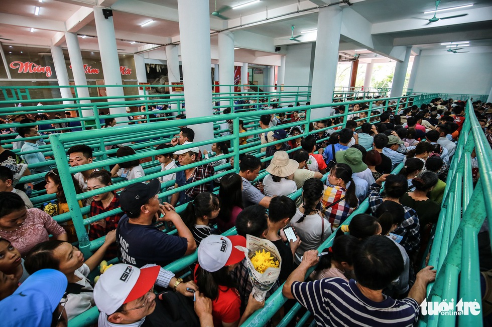 Đi 500m mất 2 tiếng, nhiều người xỉu trên đường chơi hội chùa Hương - Ảnh 6. Đi 500m mất 2 tiếng, nhiều người xỉu trên đường chơi hội chùa Hương - Ảnh 6.
