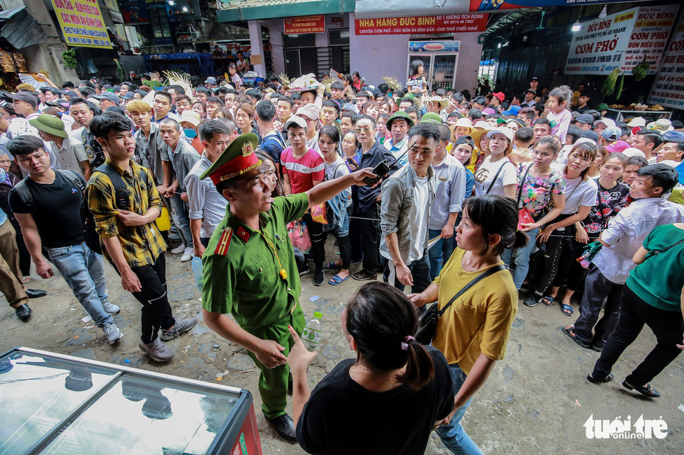 Đi 500m mất 2 tiếng, nhiều người xỉu trên đường chơi hội chùa Hương - Ảnh 12.