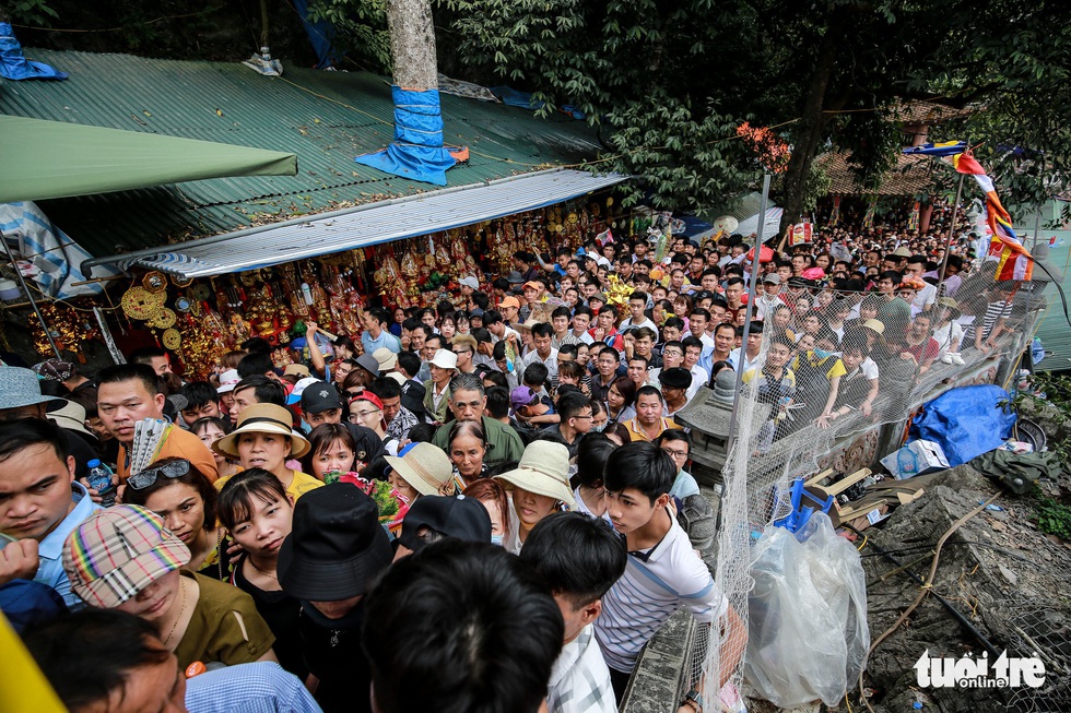 Đi 500m mất 2 tiếng, nhiều người xỉu trên đường chơi hội chùa Hương - Ảnh 10. Đi 500m mất 2 tiếng, nhiều người xỉu trên đường chơi hội chùa Hương - Ảnh 10.
