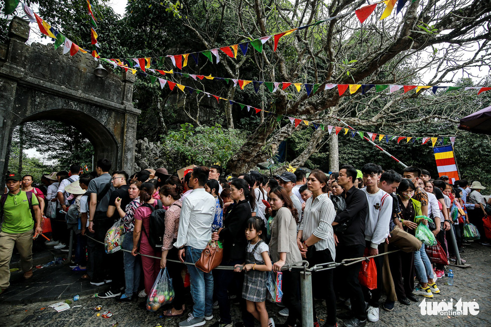 Đi 500m mất 2 tiếng, nhiều người xỉu trên đường chơi hội chùa Hương - Ảnh 7.