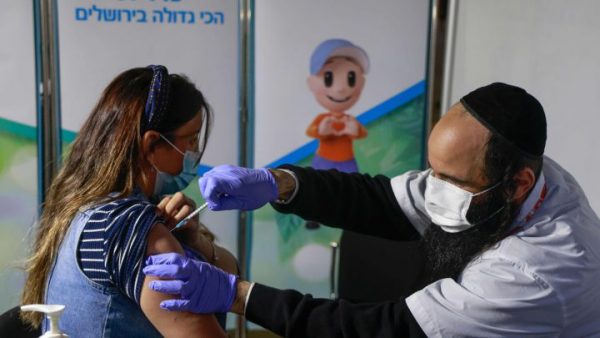 De los 715.425 israelíes que han recibido las dos inyecciones de la vacuna de Pfizer, solo 317 contrajeron coronavirus. Esto representa alrededor del 0,04%. De ellos, solo 16 personas fueron hospitalizadas.