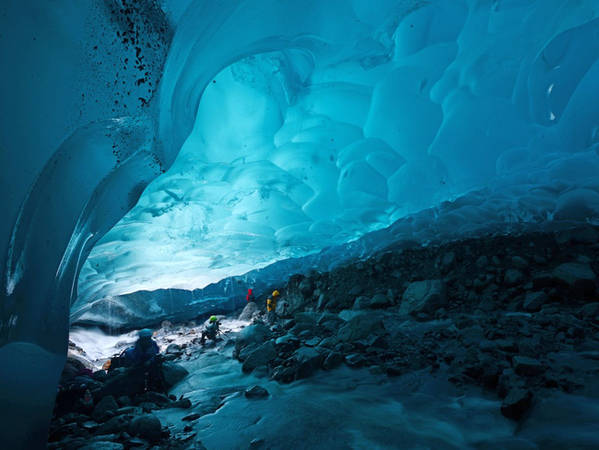 Dòng sông băng Mendenhall Glacier với hang động băng hùng vĩ Blue Vlacier Ice Cave chỉ nằm ngay bên ngoài thị trấn Juneau