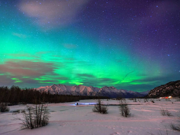 Và một chuyến đến Alaska sẽ không hoàn hảo nếu bạn bỏ lỡ cơ hội ngắm tia cực quang tuyệt đẹp xuất hiện vào mỗi mùa đông ở đây. Thành phố Fairbanks là nơi dừng chân lý tưởng để “săn” cực quang.