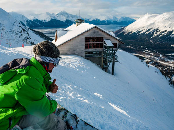 Vào mùa đông, bạn có thể đến khu nghỉ dưỡng Alyeska, khu trượt tuyết quy mô lớn duy nhất của tiểu bang Alaska.
