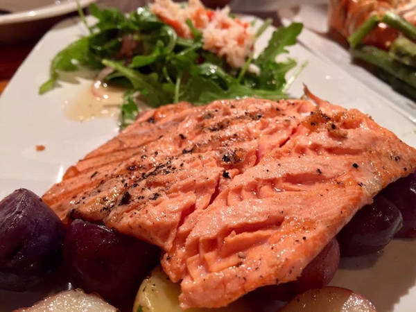 Hãy tự thưởng cho mình một bữa tối ngon lành từ cá hồi. Món cá hồi nổi tiếng của nơi này có thể tìm thấy tại nhà hàng Glacier Brewhouse ở Anchorage.