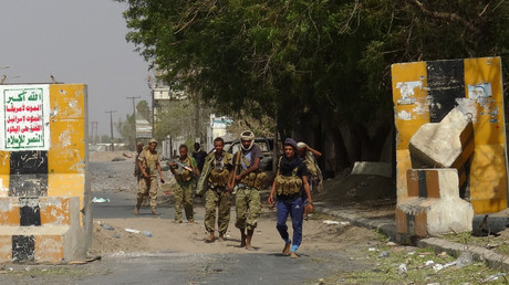 Les forces pro-gouvernementales yéménites soutenues par l'Arabie saoudite se rassemblent dans la banlieue est de Hodeida alors qu'elles continuent à se battre pour le contrôle de la ville contre les rebelles houthis, le 10 novembre 2018.
