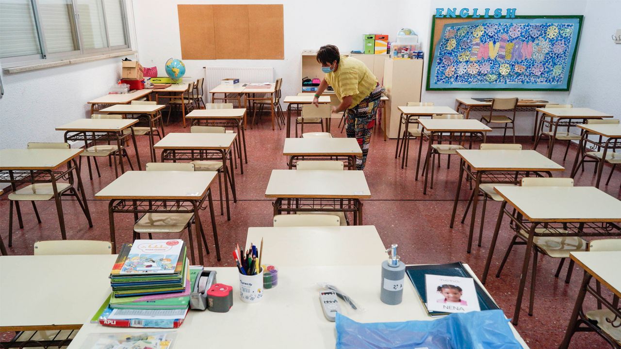 Preparacin para las clases presenciales en un aula del colegio de O Couto, en Ourense