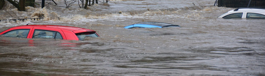 coches hundiéndose en inundación