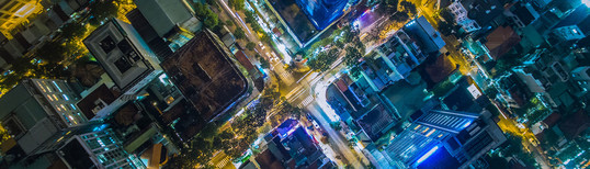 toma cenital de calles y edificios de la ciudad por la noche