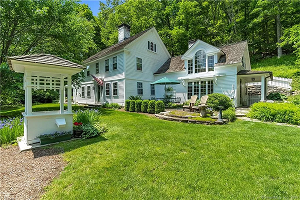 Cottage with garden in Connecticut