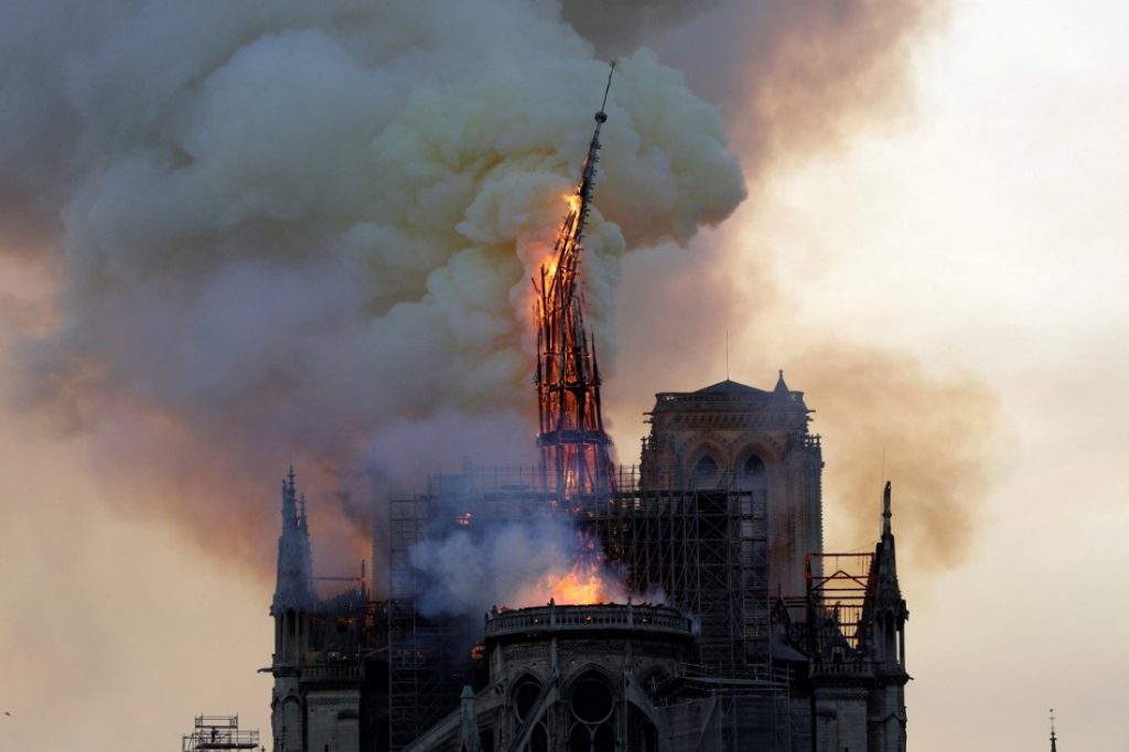 Notre Dame La estructura comienza a ceder. / AFP