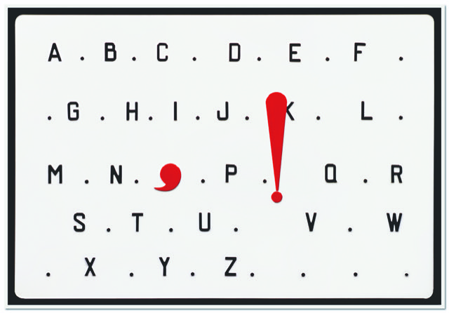 Marcel Broodthaers, L’Alphabet, 1969, Plastica termoformata e verniciata  © Succession Marcel Broodthaers / 2022, ProLitteris, Zurich