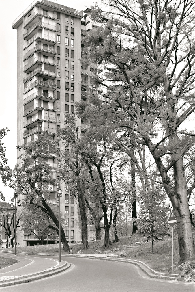 Vico Magistretti con Franco Longoni, casa-torre al Parco Sempione in via Revere 2, 1953-1956. Veduta generale e dettaglio dell’ingresso. Foto M. Introini.