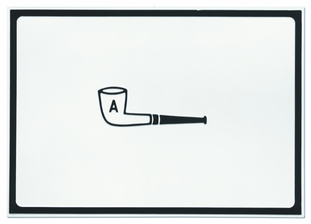 Marcel Broodthaers, Pipe alphabet, 1969, Plastica termoformata e verniciata © Succession Marcel Broodthaers / 2022, ProLitteris, Zurich