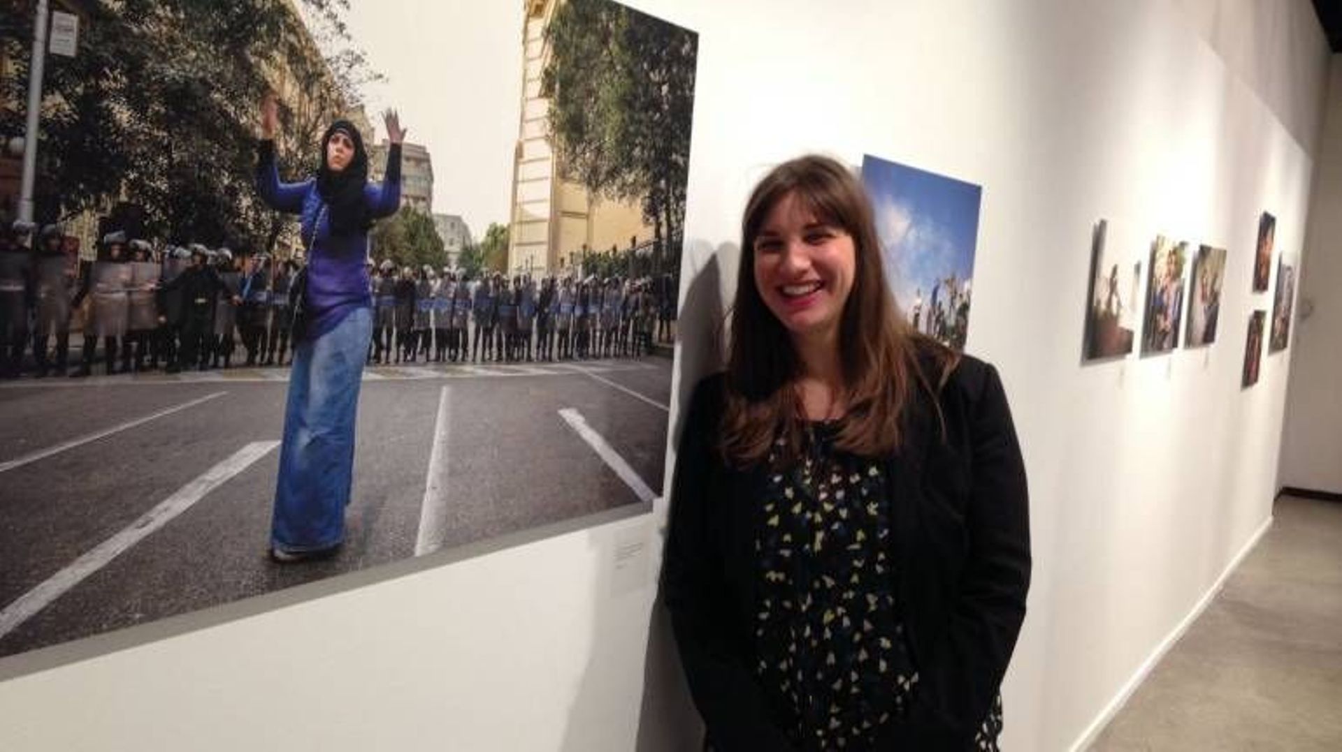 Pauline Beugnies devant l'une de ses photos réalisées en Egypte