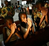 gente-rezando-iglesia-camerun_2059004149_9924312_660x371.jpg