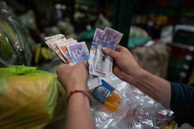 En busca del chivo expiatorio del dólar