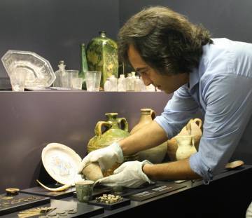 Carlos Len revisa los restos de un naufragio, en el Museo de las Atarazanas Reales de Santo Domingo.