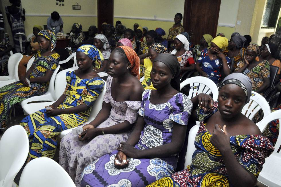 Chicas víctimas de Boko Haram tras su liberación, en Abuja, Nigeria, en 2017, tres años después de su secuestro.