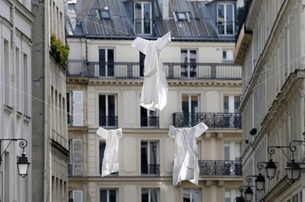 Batas blancas colgadas de una calle de París, este martes, en señal de solidaridad con el personal sanitario.