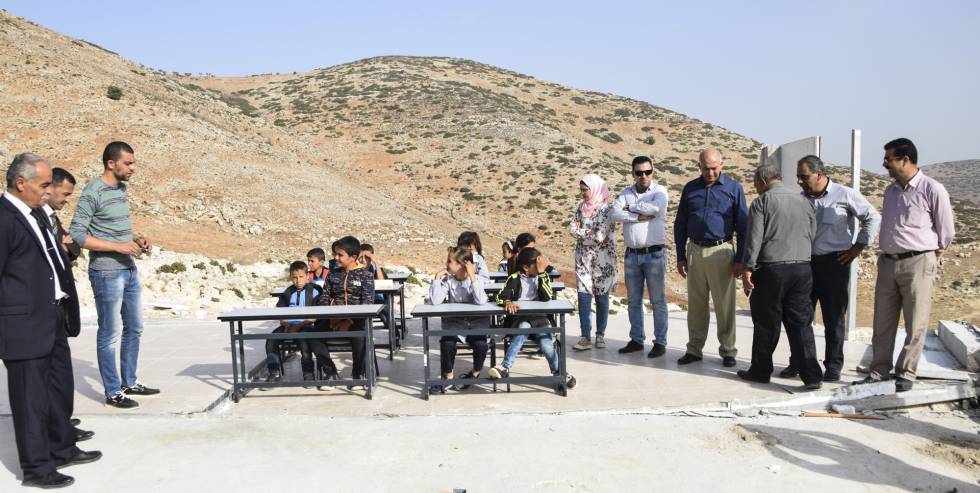 Alumnos de la localidad palestina de Ibziq dan clase en el solar de las aulas desmanteladas por el Ejército de Israel, en octubre de 2018. Imagen cedida por la ONG B'Tselem.
