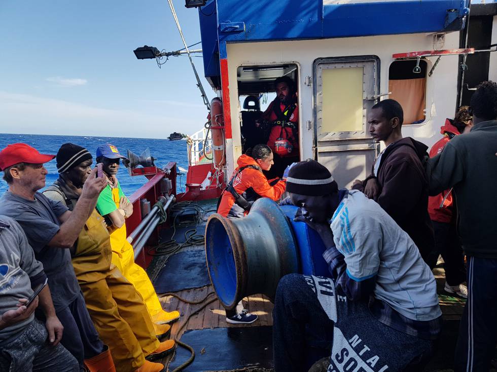 Los 12 migrantes rescatados en alta mar, en aguas internacionales, el pasado día 22, por el pesquero Nuestra Madre Loreto, con base en Santa Pola (Alicante) 