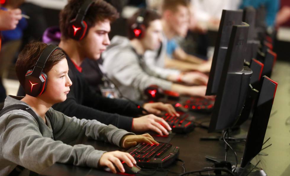 Jóvenes durante el Wargaming Fest, un evento de videojuegos, en Moscú.
