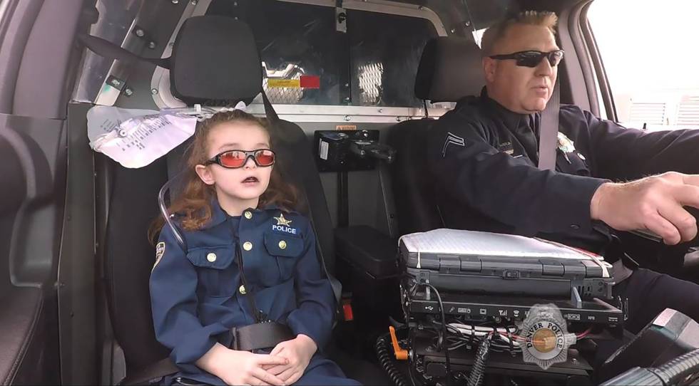Olivia Gant, en abril de 2017, cumpliendo su deseo de patrullar con la polica de Denver.