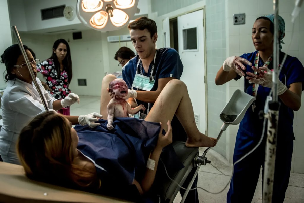 New York Times depiction of childbirth in a Venezuelan public hospital