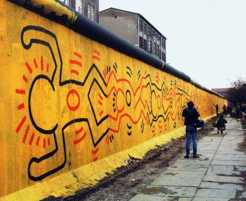 L'opera di Keith Haring sul muro di Berlino