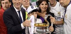 Real Madrid's French coach Zinedine Zidane (L), his wife Veronique and their children Enzo, Theo and Elyaz hold the trophy after Real Madrid won the UEFA Champions League final football match between Juventus and Real Madrid at The Principality Stadium in Cardiff, south Wales, on June 3, 2017. (Photo by JAVIER SORIANO / AFP)
