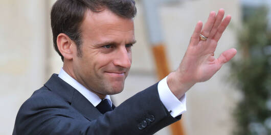 French President Emmanuel Macron waves as he accompanies out the Ukrainian president and candidate to his re-election   after a meeting at the Elysee Palace in Paris on April 12, 2019. - Macron on April 12 meets the two Ukrainian presidential run-off candidates ahead of the second round of the election of April 21. (Photo by Ludovic MARIN / POOL / AFP)