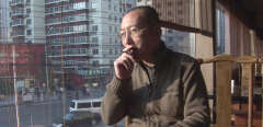 Zur ARTE-Sendung
Liu Xiaobo - Der Mann, der Peking die Stirn bot
Liu Xiaobo war ein freiheitsliebender Mensch, der mutig die Wahrheit sprach und es nie in Erwägung zog, ins Exil zu gehen, um seine Haut zu retten. Er wollte bis zuletzt in China bleiben; vom Tian'anmen-Massaker bis zu seinem tragischen Tod im Gefängnis.
© Hikari
Foto: ARTE
Honorarfreie Verwendung nur im Zusammenhang mit genannter Sendung und bei folgender Nennung "Bild: Sendeanstalt/Copyright". Andere Verwendungen nur nach vorheriger Absprache: ARTE-Bildredaktion, Silke Wölk Tel.: +33 3 90 14 22 25, E-Mail: bildredaktion@arte.tv