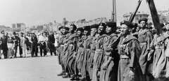 Photo de goumiers d'Afrique du Nord, défilant sur le port de Marseille, en août 1944, quelques jours après le débarquement en Provence, l'un des faits marquant la fin de la Seconde guerre mondiale. (Photo by AFP)