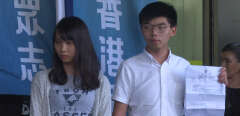 Agnes Chow et Joshua Wong, âgés de 22 ans et très populaires au sein de la contestation actuelle, étaient à l’origine deux des grandes figures du « Mouvement des parapluies », et sont devenus des visages de la contestation actuelle contre la répression de Pékin.