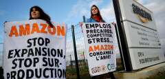 ANV-COP 21 (non violent action - Climate Change Conference 21) and Les Amis de la Terre (Friends of the Earth) activists block an Amazon centre in Bretigny-sur-Orge on November 28, 2019, to protest against the company's labour policies and impact on climate change. (Photo by Thomas SAMSON / AFP)