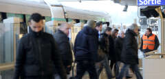 des passagers sortent d'une rame de métro de la la ligne de métro 13 automatisée, le 7 décembre 2010 en gare de Châtillon. AFP PHOTO MIGUEL MEDINA (Photo by MIGUEL MEDINA / AFP)