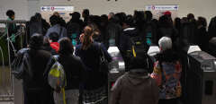 Le 18 décembre 2019, une foule de banlieusards franchit les barrières pour accéder aux rames de métro de la Gare du Nord à Paris, lors d'une grève en cours contre le projet du gouvernement français de refonte du système de retraite du pays