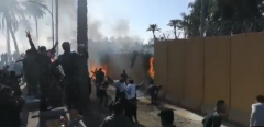 Des feux ont été allumés mardi 31 décembre près des enceintes de l’ambassade américaine à Bagdad.