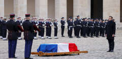 Emmanuel Macron rend hommage à Jean Daniel aux Invalides, vendredi 28 février 2020.