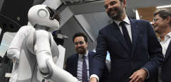 Le Premier ministre Edouard Philippe salue un robot sur le stand de Bpifrance lors du salon Inno Generation, en octobre 2018 à Paris.