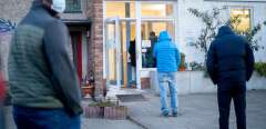 30 March 2020, Berlin: Patients line up at large distances from each other in the early morning in front of a medical practice in Berlin-Lübars. Here, from 06.00 am to 09.00 am, throat swabs are taken for testing for coronavirus and blood samples are taken for the possible detection of antibodies against coronavirus. Photo: Kay Nietfeld/dpa
