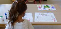 Classe de maternelle. Journée de classe dans une école primaire de Mantes la Jolie, le 19 mai 2020 dans le département des Yvelines, en période de déconfinement.