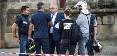 Le procureur local Pierre Sennes s'entretient avec les enquêteurs devant la cathédrale Saint-Pierre et Saint-Paul de Nantes le 18 juillet 2020