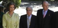 (FILES) In this file photo taken on April 23, 2009 (L to R) Spain´s Queen Sofia, awarded Spanish writer Juan Marse and Spanish King Juan Carlos I pose at the University of Alcala de Henares on April 23, 2009 after attending the Cervantes prize ceremony. - Spanish novelist Juan Marse, 87, died on July 18, 2020 in Barcelona. (Photo by Pierre-Philippe MARCOU / AFP)