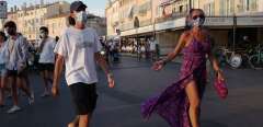 Des promeneurs masqués à Saint-Tropez, où le port du masque est obligatoire dans le centre de la ville.  Le 8 août 2020.